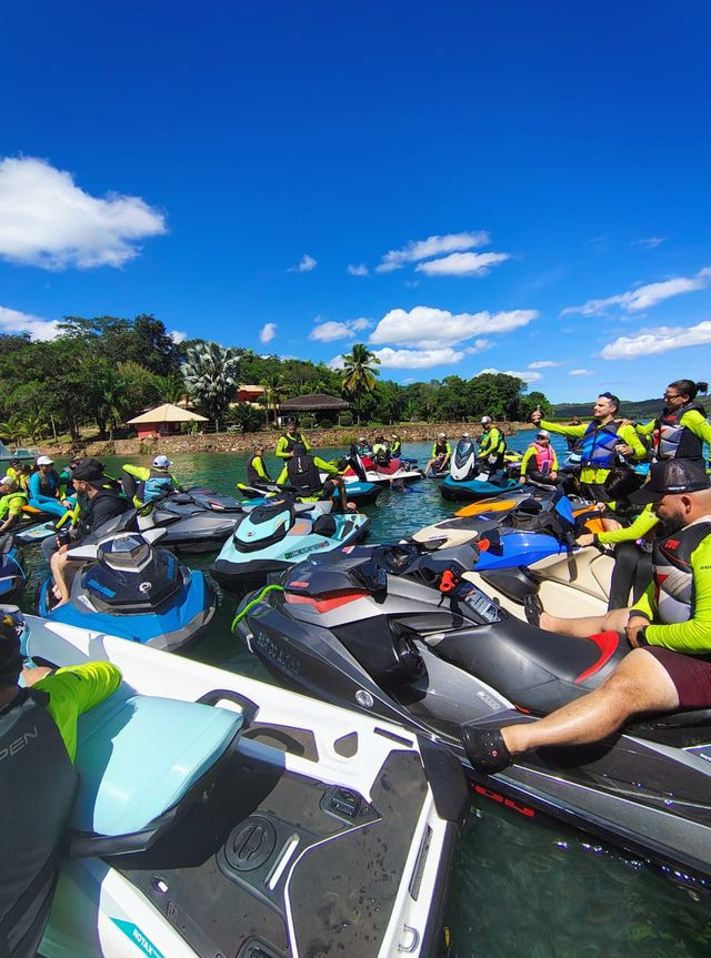 Dezenas de jet skis reunidos próximos à margem