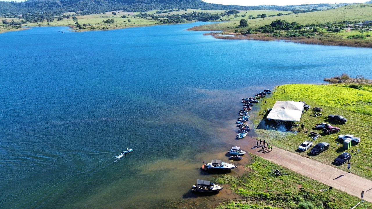 Vista aérea da estrutura do evento na beira do lago