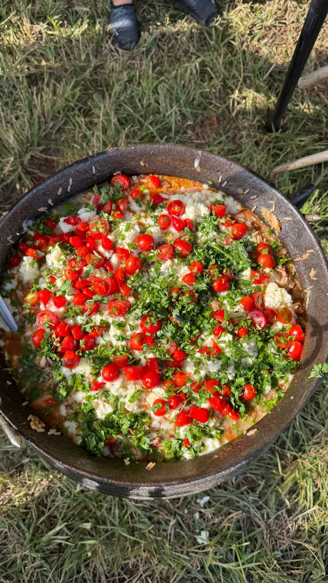 Comida preparada na panela grande durante o evento