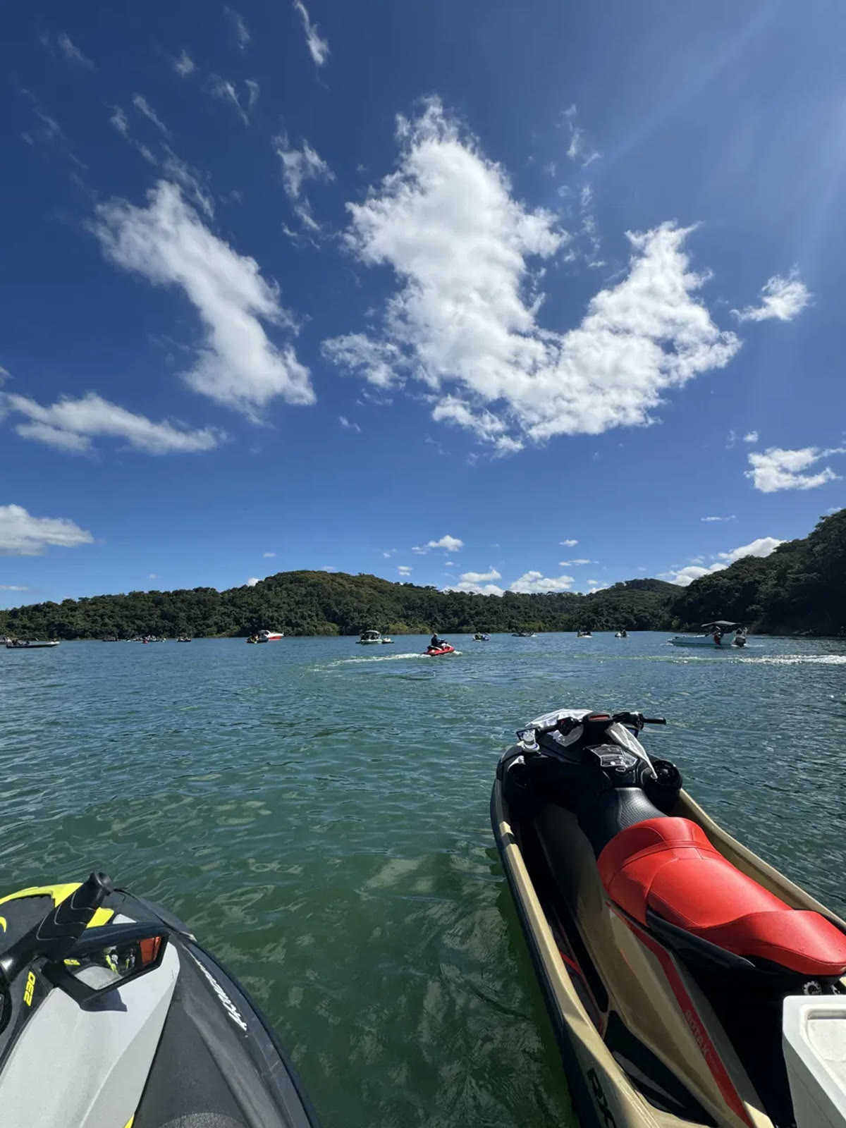 Comboio de jet skis e lanchas nas águas do Lago das Brisas