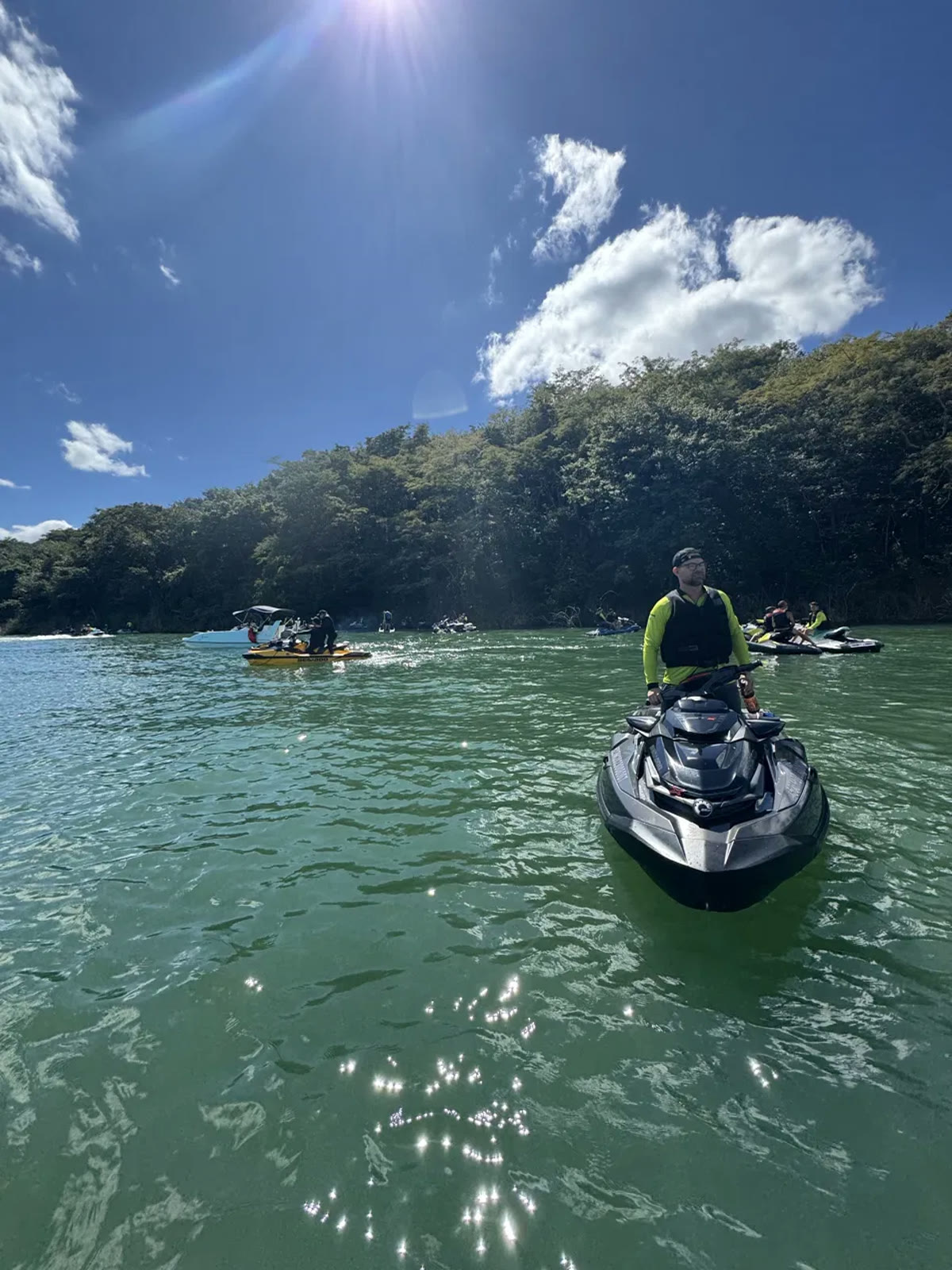 Jet ski em águas verde-esmeralda sob céu azul